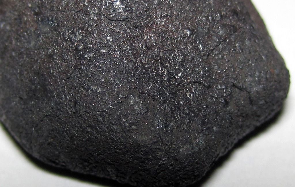 Czarna skorupa obtopieniowa meteorytu Widok skorupy obtopieniowej meteorytu